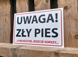 TABLICZKA OSTRZEGAWCZA (UWAGA ZŁY PIES)