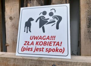 TABLICZKA OSTRZEGAWCZA (pies jest spoko)